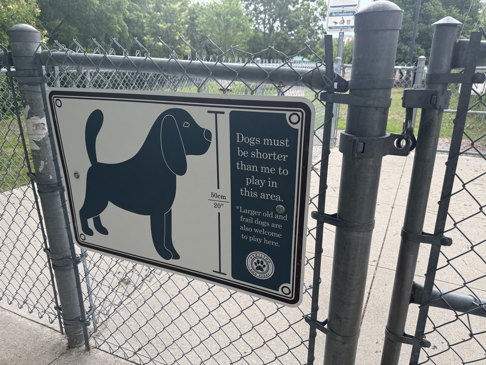 Sign at the small-dog area gate stating dogs must be shorter than 50cm (20 inches) to play in this area.